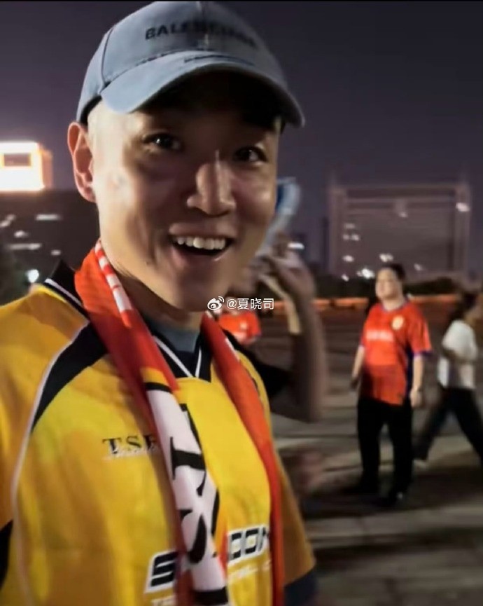 九游体育-山东男篮球星高诗岩现场看中超 同城球队山东泰山已4-0领先国安