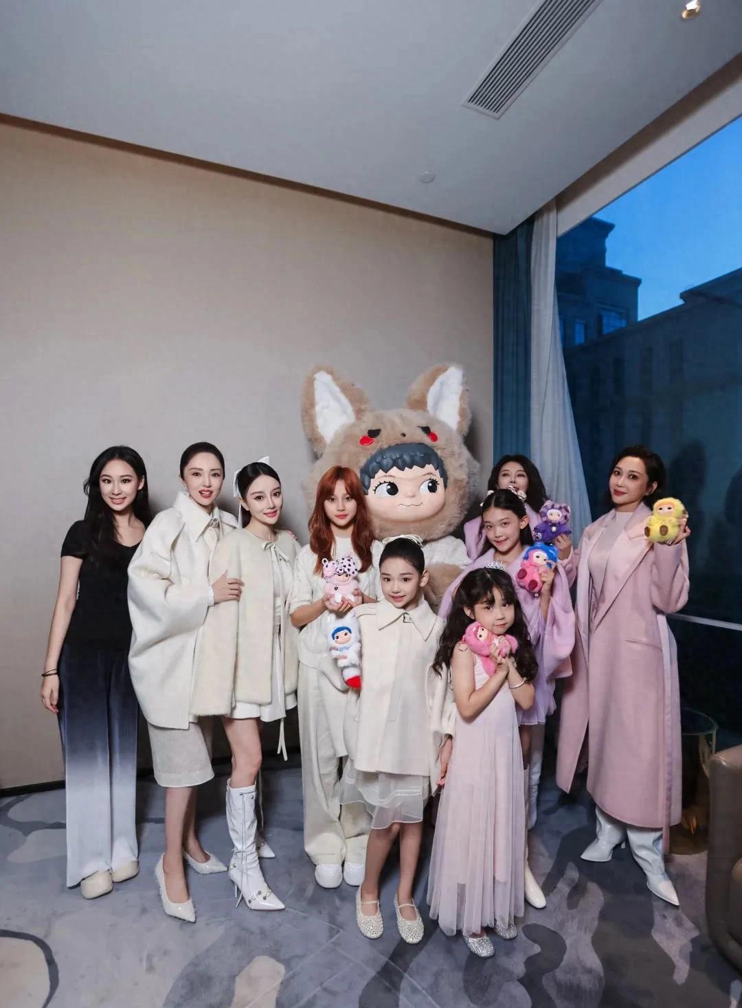 九游体育-杜华晒星二代走秀!甜馨比李小璐还高,酒窝有星范儿,黄奕尴尬了