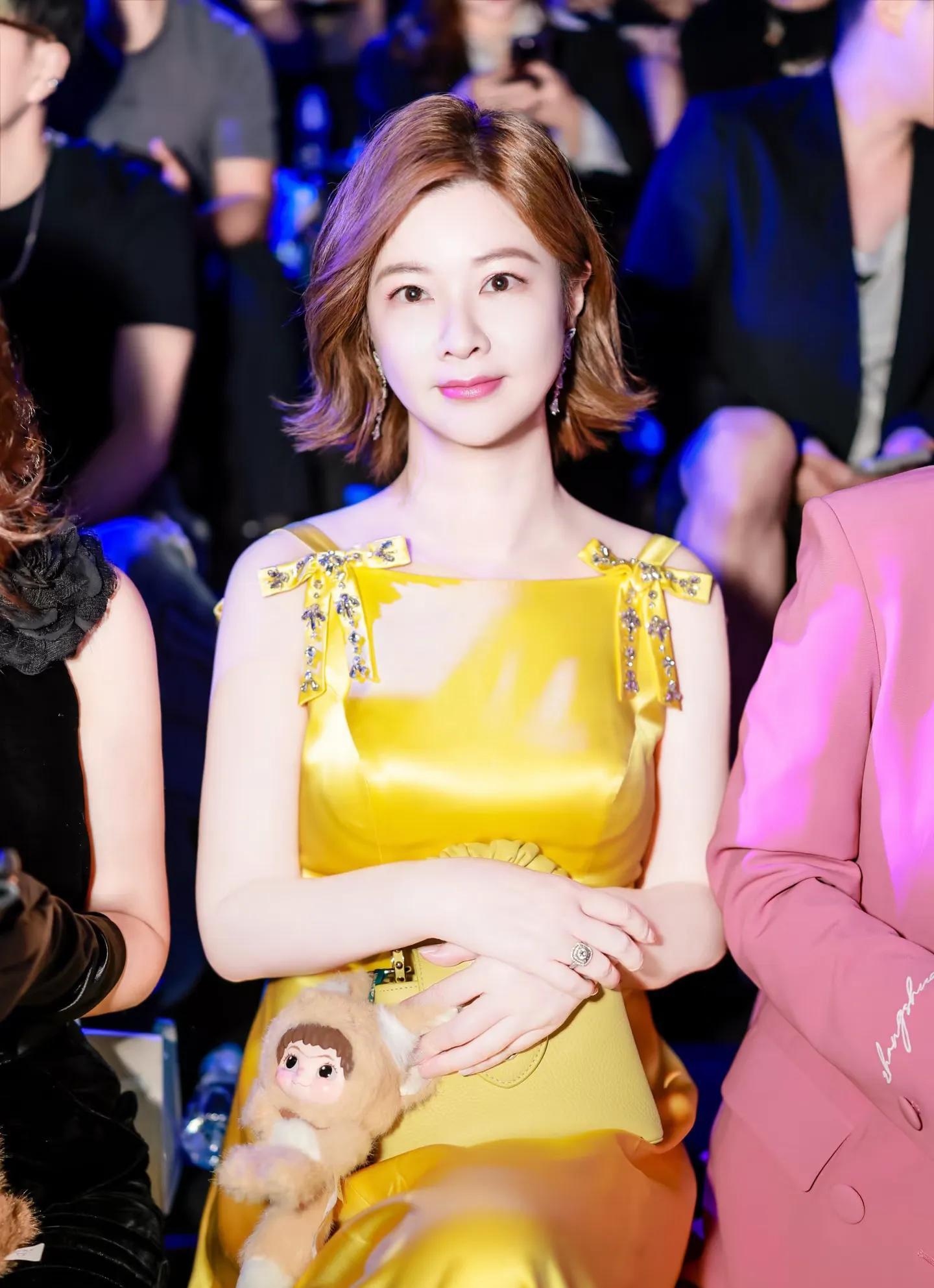 九游体育-杜华晒星二代走秀!甜馨比李小璐还高,酒窝有星范儿,黄奕尴尬了