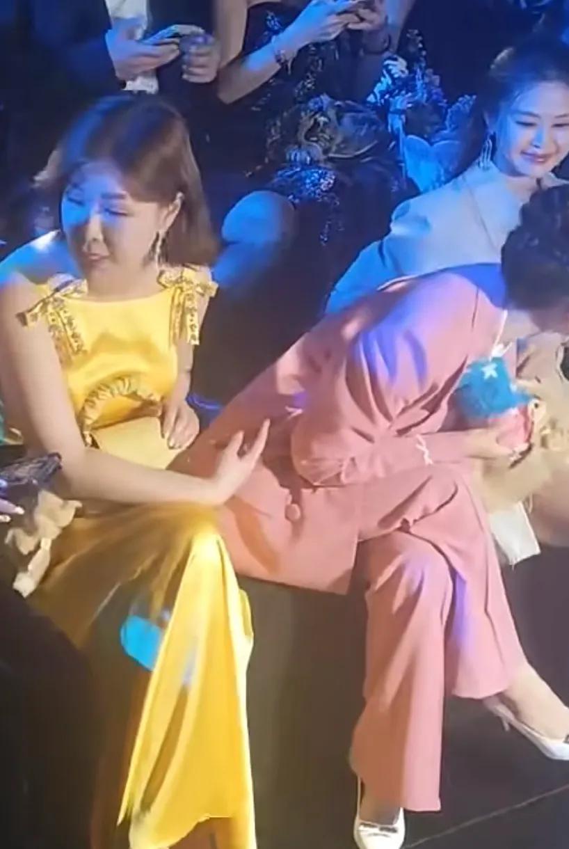 九游体育-杜华晒星二代走秀!甜馨比李小璐还高,酒窝有星范儿,黄奕尴尬了