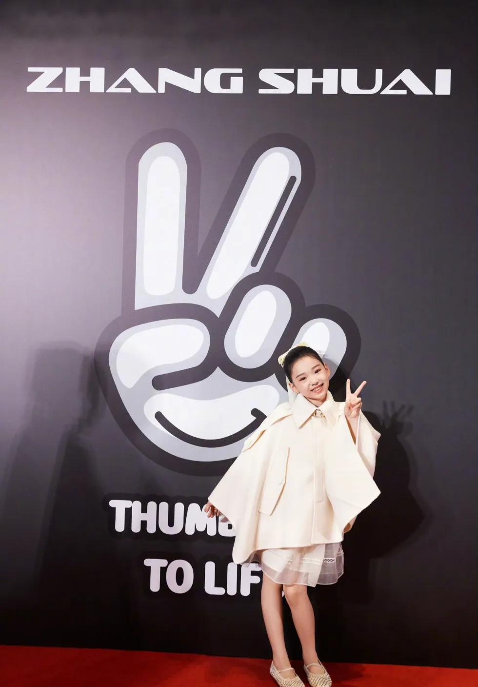 九游体育-杜华晒星二代走秀!甜馨比李小璐还高,酒窝有星范儿,黄奕尴尬了