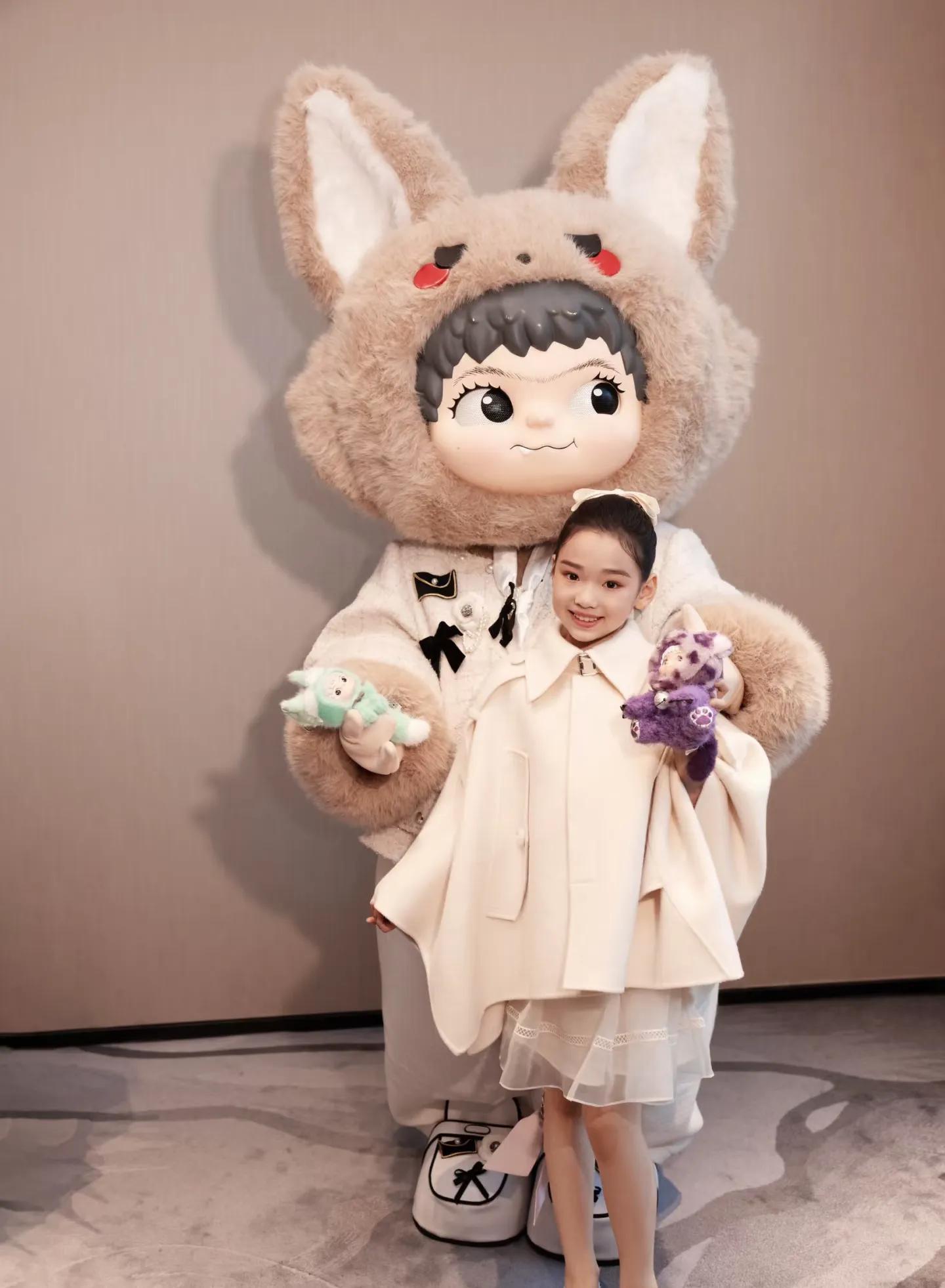 九游体育-杜华晒星二代走秀!甜馨比李小璐还高,酒窝有星范儿,黄奕尴尬了