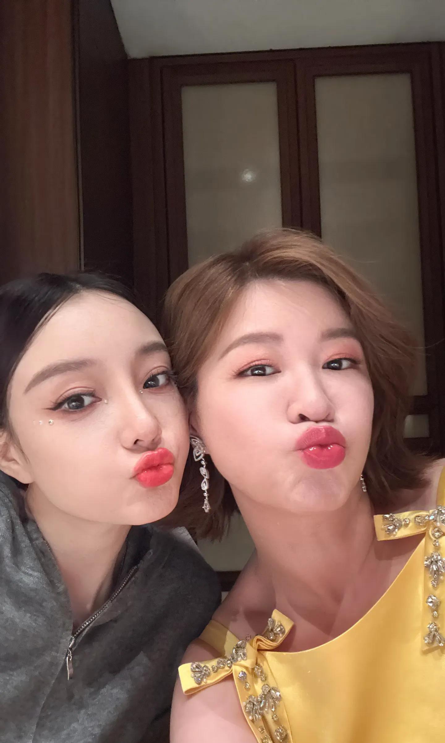 九游体育-杜华晒星二代走秀!甜馨比李小璐还高,酒窝有星范儿,黄奕尴尬了