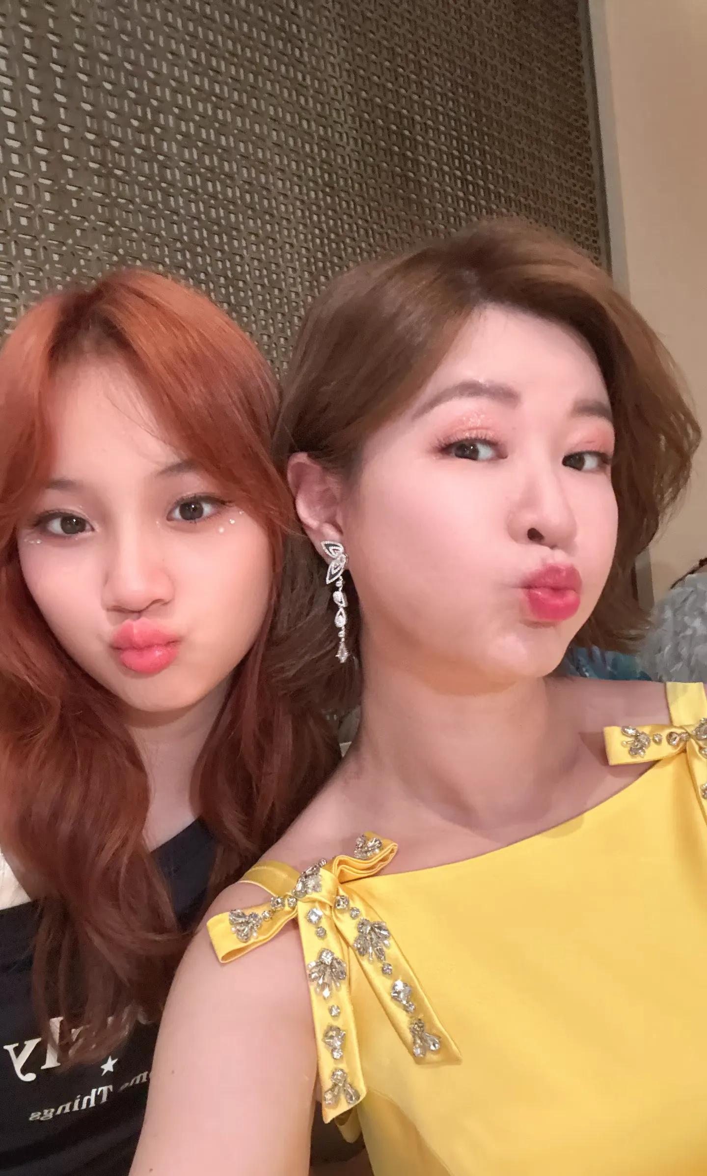 九游体育-杜华晒星二代走秀!甜馨比李小璐还高,酒窝有星范儿,黄奕尴尬了