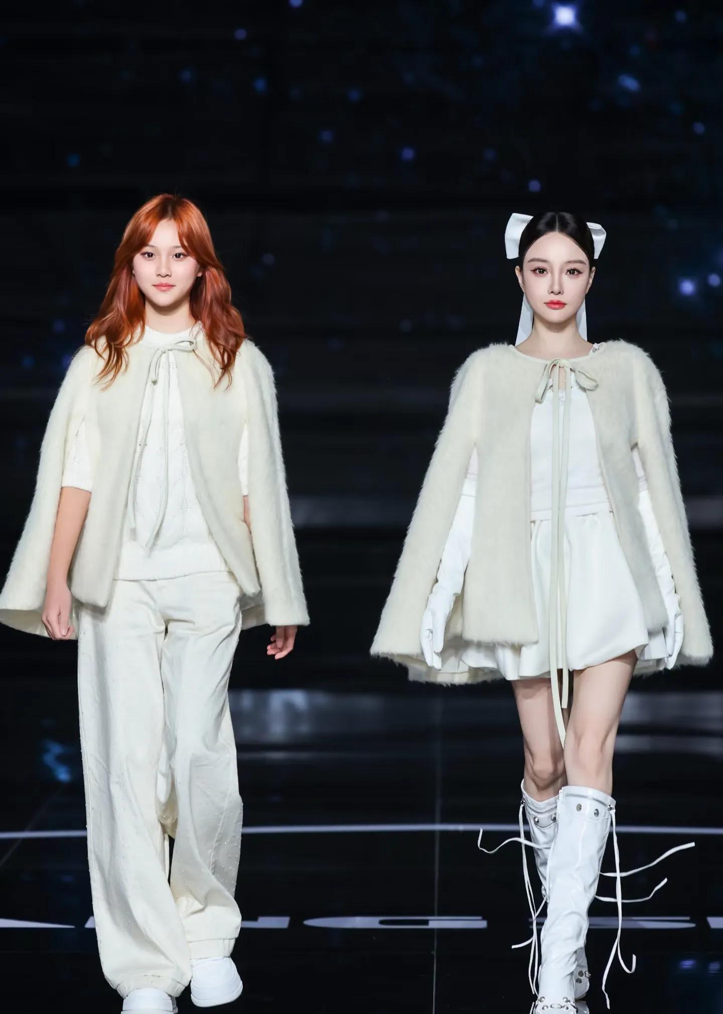 九游体育-杜华晒星二代走秀!甜馨比李小璐还高,酒窝有星范儿,黄奕尴尬了