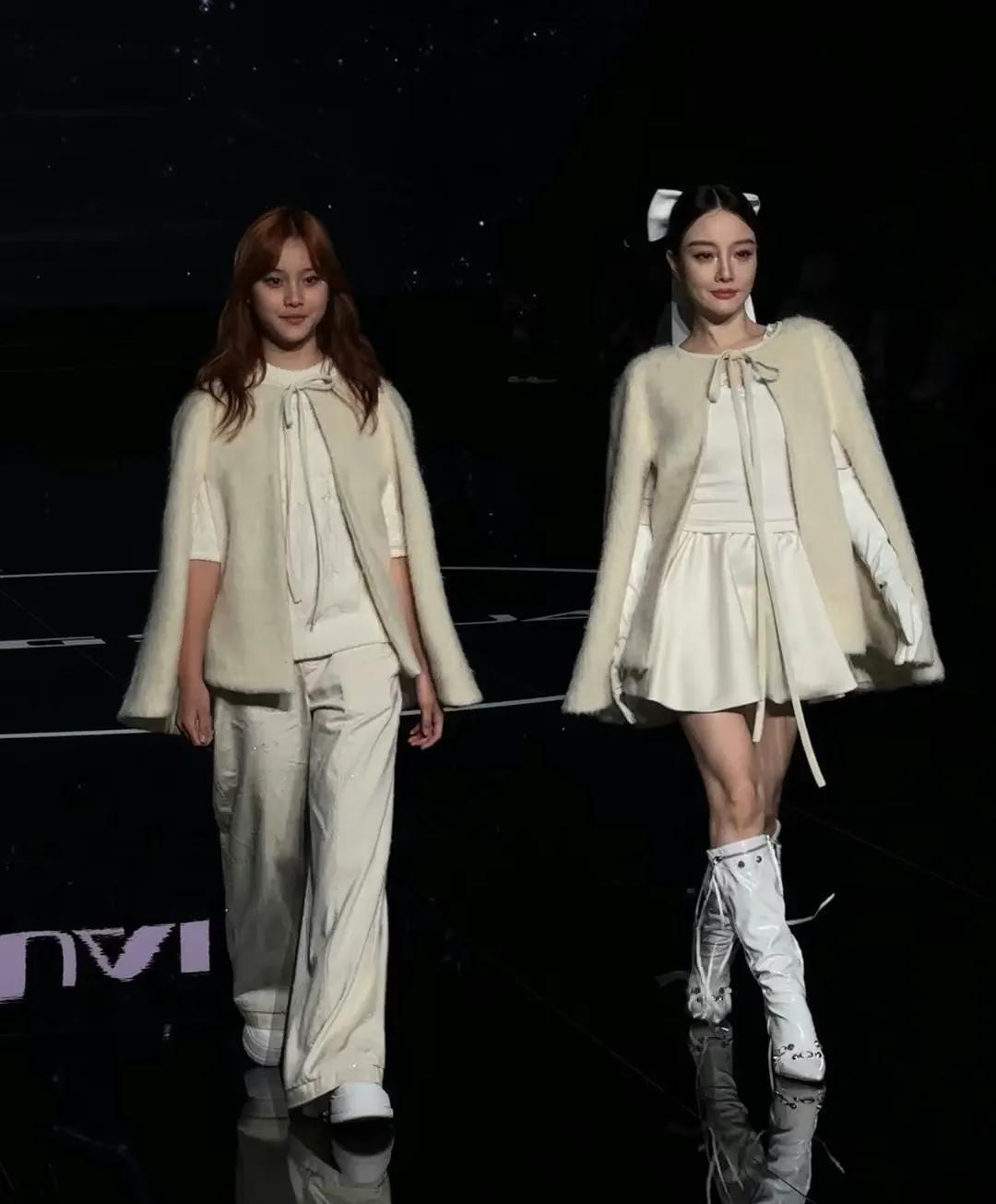 九游体育-杜华晒星二代走秀!甜馨比李小璐还高,酒窝有星范儿,黄奕尴尬了