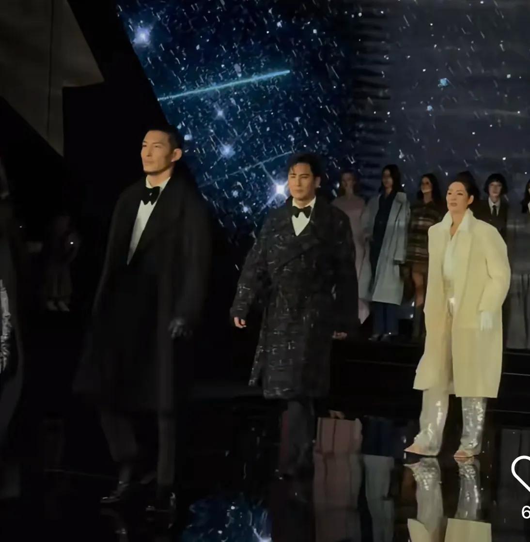 九游体育-杜华晒星二代走秀!甜馨比李小璐还高,酒窝有星范儿,黄奕尴尬了