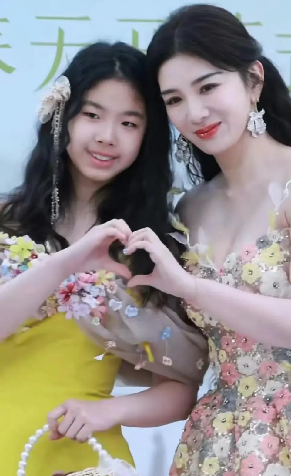 九游体育-杜华晒星二代走秀!甜馨比李小璐还高,酒窝有星范儿,黄奕尴尬了