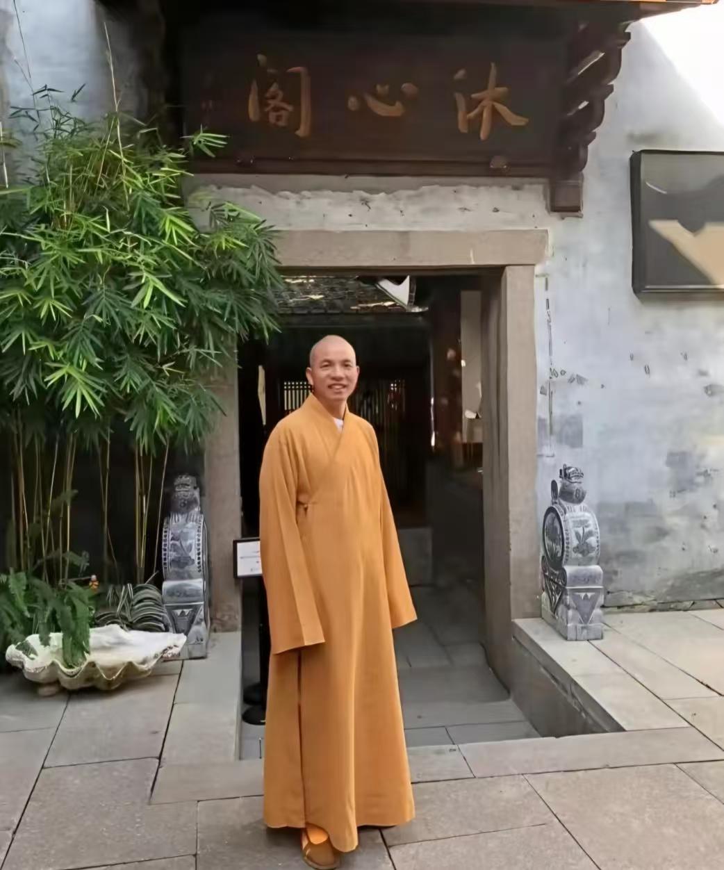 九游体育app-少林寺新方丈释印乐,上任仅一天,就被人扒出和美女大量的合照!