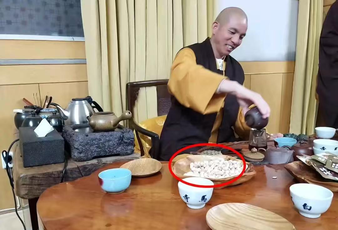 九游体育app-少林寺新方丈释印乐,上任仅一天,就被人扒出和美女大量的合照!