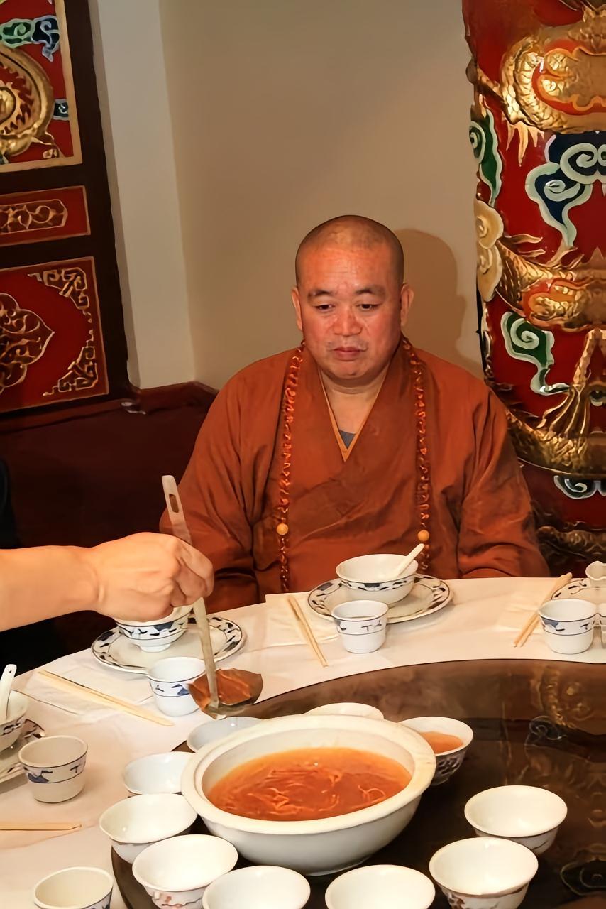 九游体育app-少林寺新方丈释印乐,上任仅一天,就被人扒出和美女大量的合照!