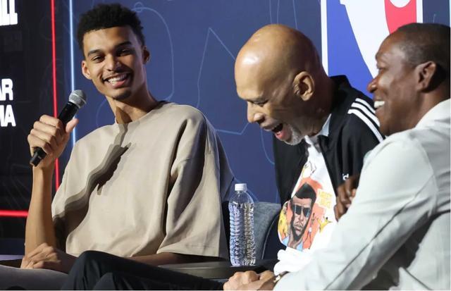 我去！文班又长高了！还真壮了！马刺这招有用啊