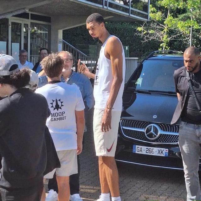 我去！文班又长高了！还真壮了！马刺这招有用啊