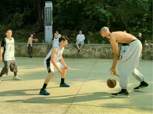 我去！文班又长高了！还真壮了！马刺这招有用啊