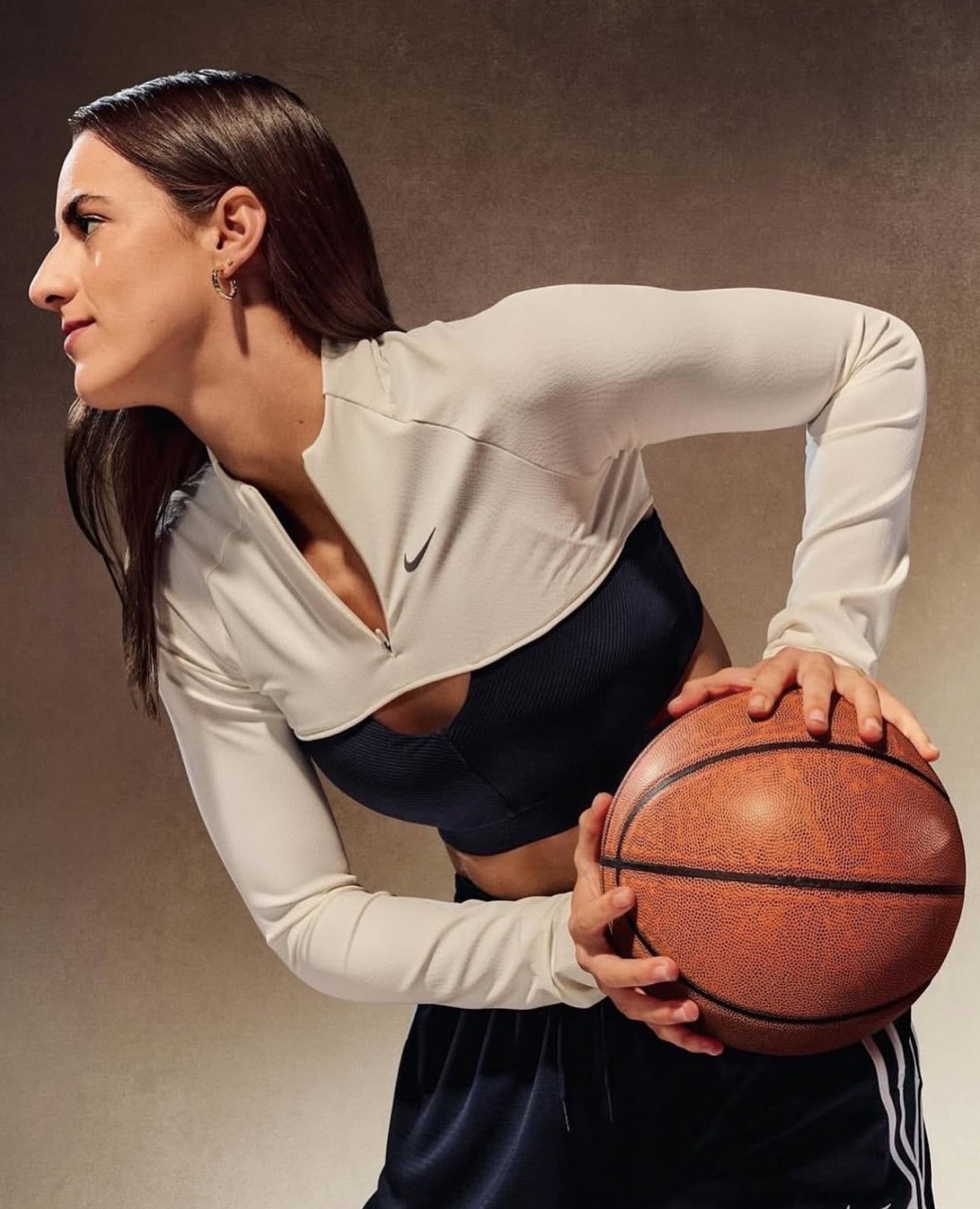 明日总裁杯决赛伤病：克拉克出战成疑，萨缪尔森缺席