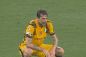 九游体育-真的跑不动了37岁阿切尔比被19岁马尤卢超车,蹲在地上喘粗气