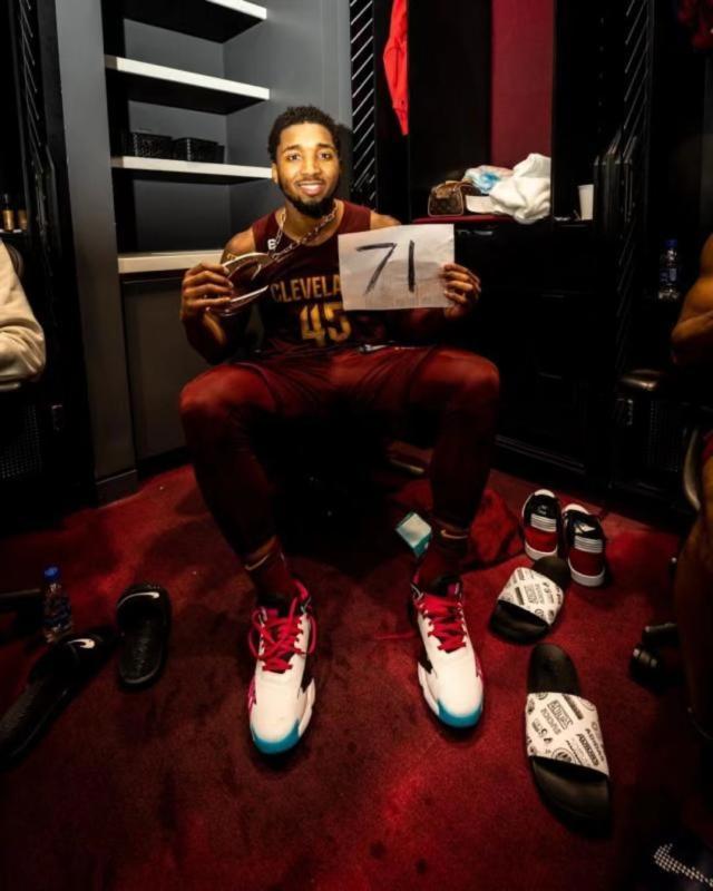 1672788230333016787.jpg 九游体育app-【早报】强行制造悬念?枪手两度点球未判惹争议!